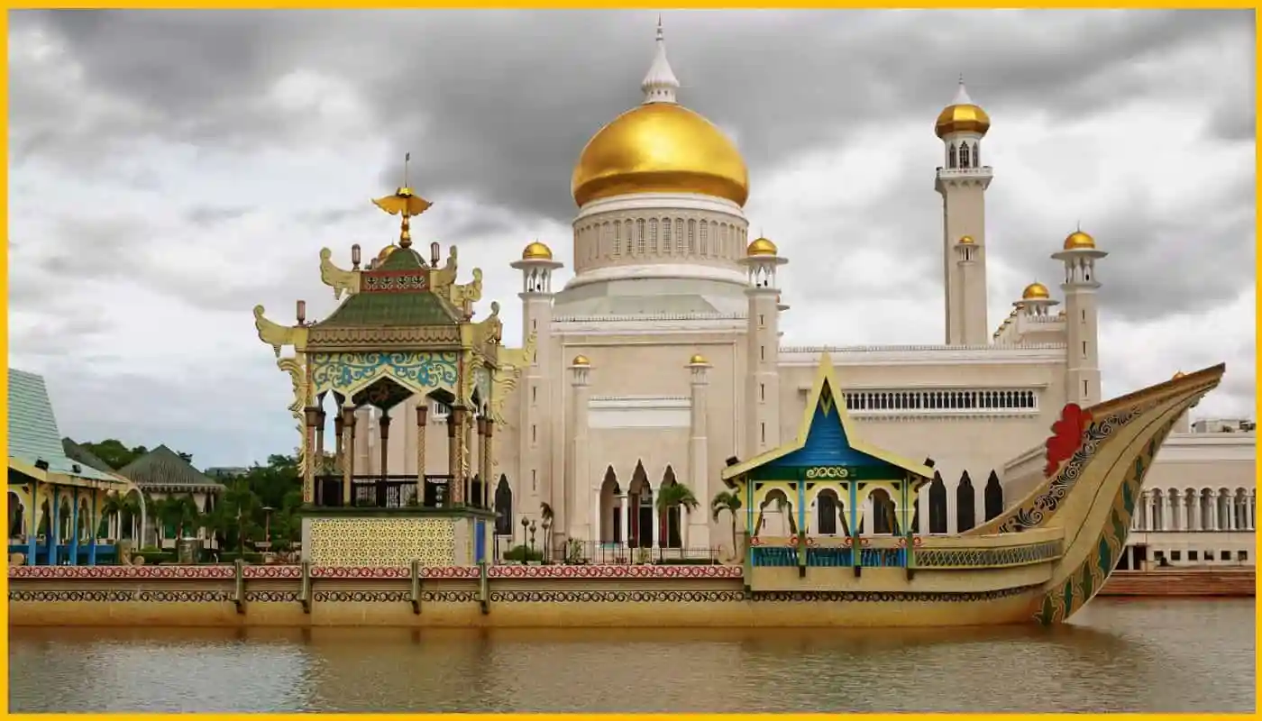 Omar Ali Saifuddien Mosque, Bandar Seri Begawan, Brunei.